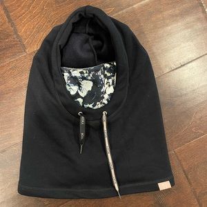Roxy Snow Hood: Brand new. Never used. Black Hooded Scarf with Floral Lining